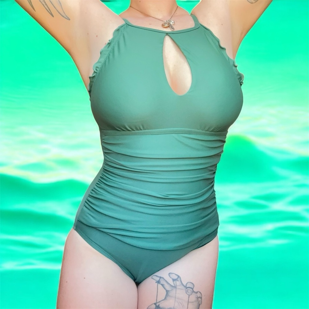 Ellen Tracy Green One-Piece Swimsuit High Neck with Keyhole Detail Sz 6 Ruched